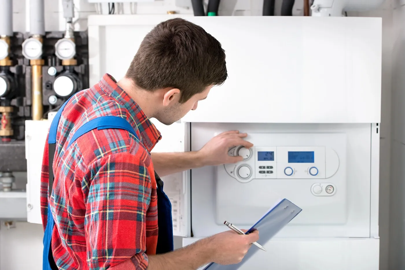 Installateur de climatisation réversible chiffrant un projet chez un particulier de l'Oise